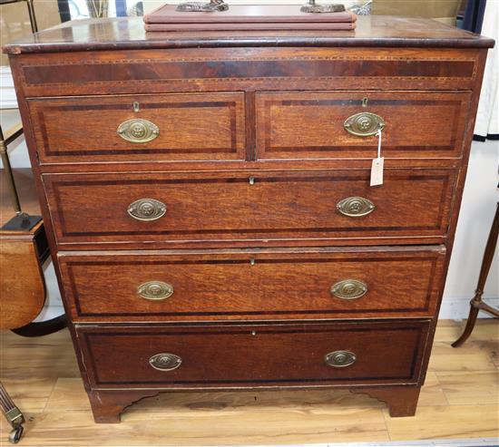 An early 19th century mahogany banded oak chest of five drawers W.109cm